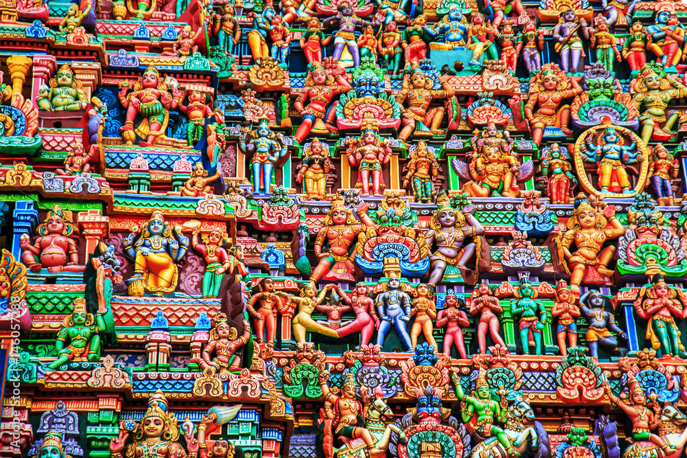 Fototapeta premium Kolorowe rzeźbione ściany indyjskiej świątyni.