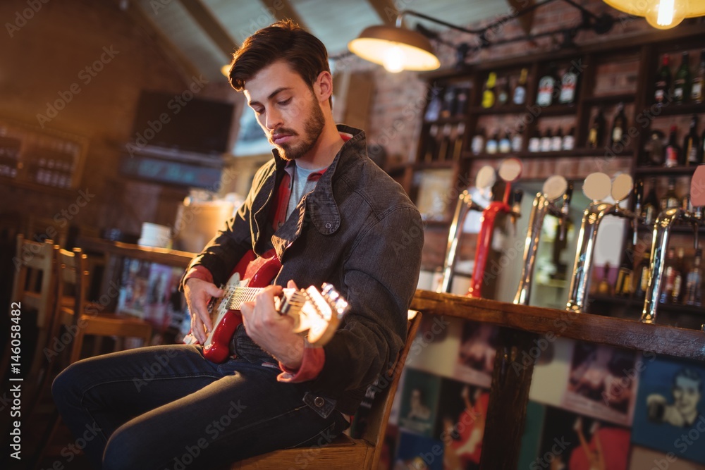 Naklejka premium Young man playing guitar 