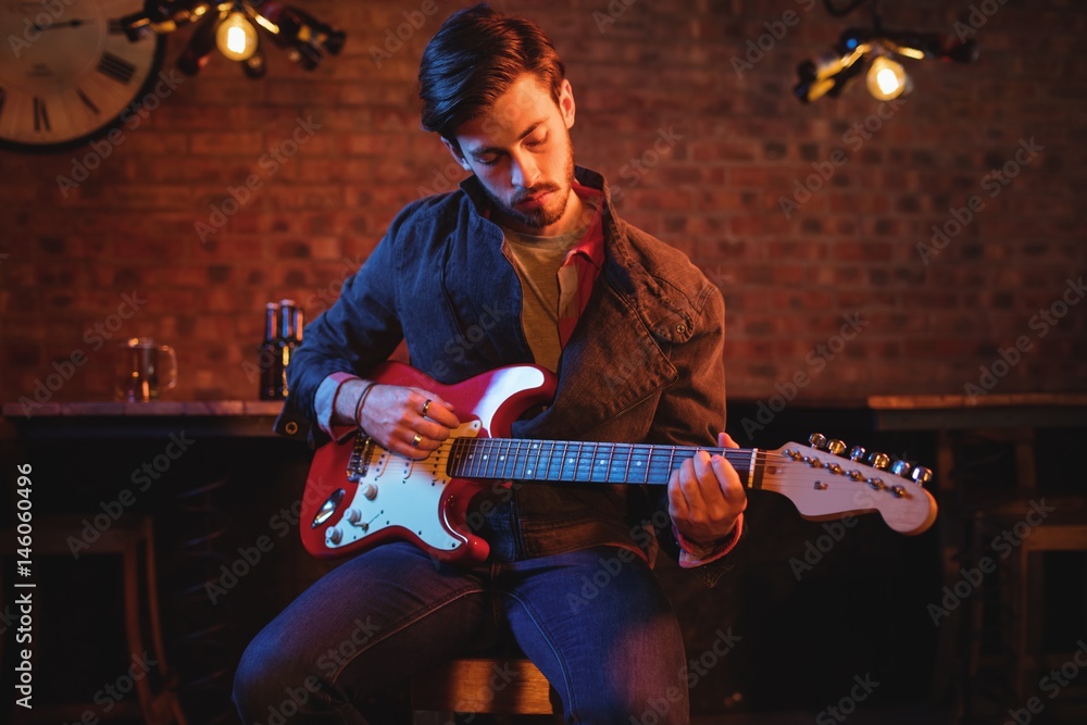 Obraz premium Young man playing guitar 