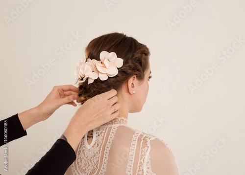 PELUQUERA RECOGIENDO PELO DE UNA NOVIA