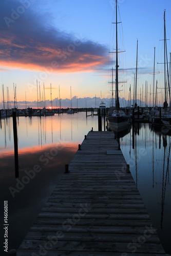 stimmungsvoller Sonnenaufgang am Yachthafen in ruhiger Atmosphäre