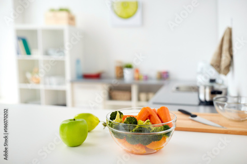 Fototapeta Naklejka Na Ścianę i Meble -  bowl with food on kitchen table at home