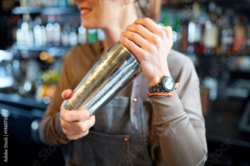 Fotografie close up of bartender with cocktail shaker at bar