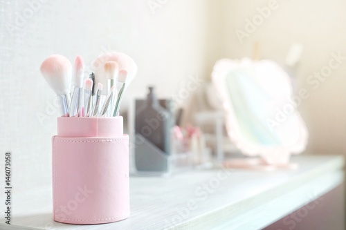 Billede på lærred Pink brush set in package on cosmetic dressing table for makeup