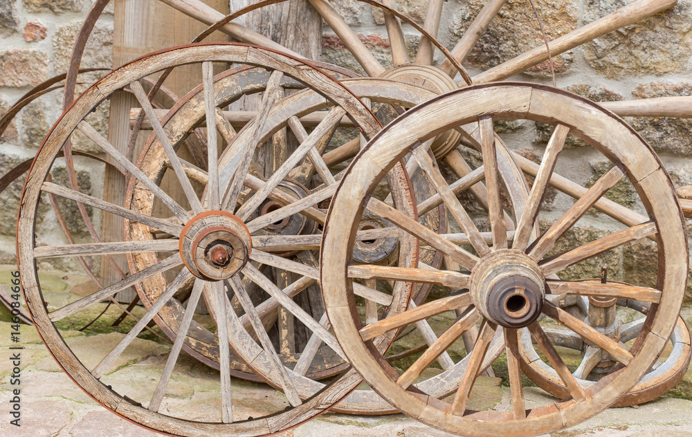 vieilles  roues en bois 