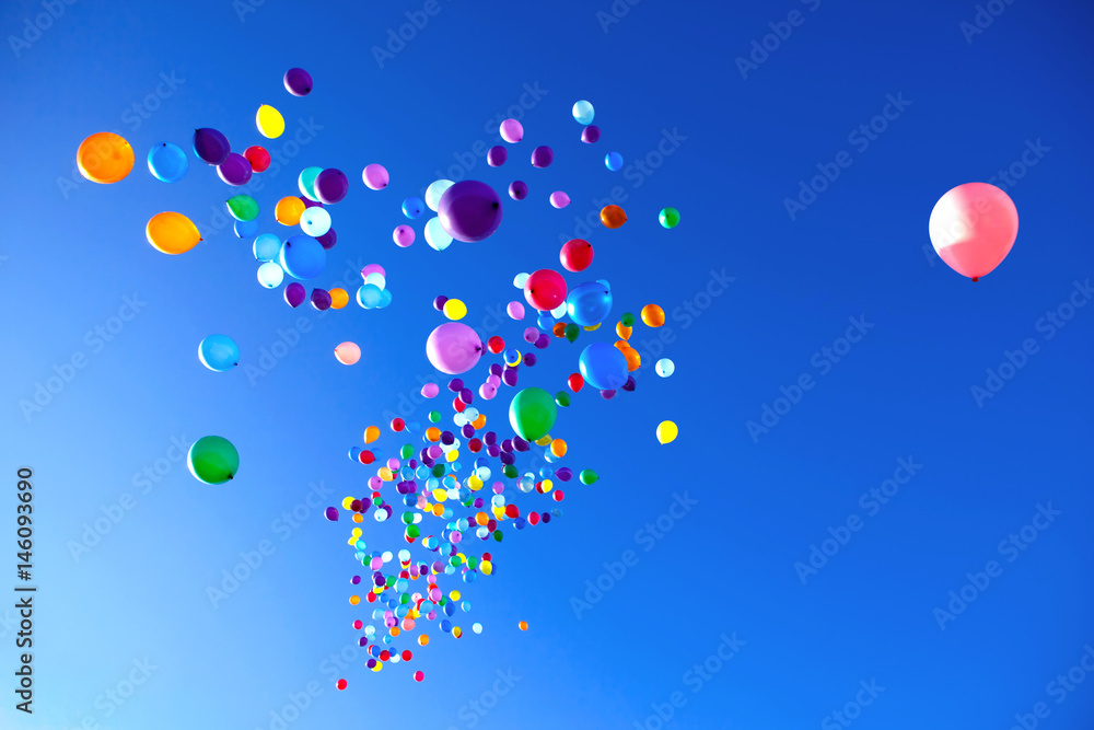 Naklejka premium Kolorowi balony lata w nieba przyjęciu