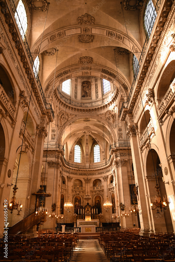 Nef de l'église baroque Saint-Paul dans le Marais à Paris, France