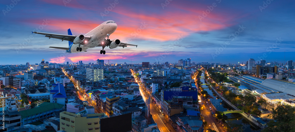 Naklejka premium Samolot startuje nad panoramicznym miastem na scenie zmierzchu