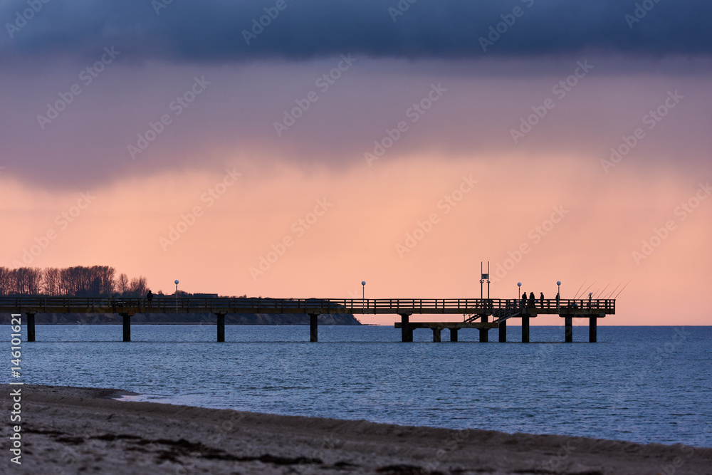 Angler auf der Seebrücke Rerik, Deutschland.