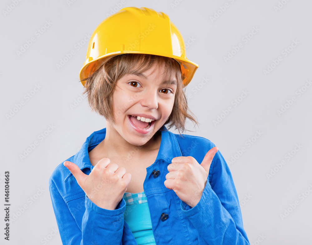Φωτογραφία Emotional portrait of attractive girl wearing safety yellow hard hat