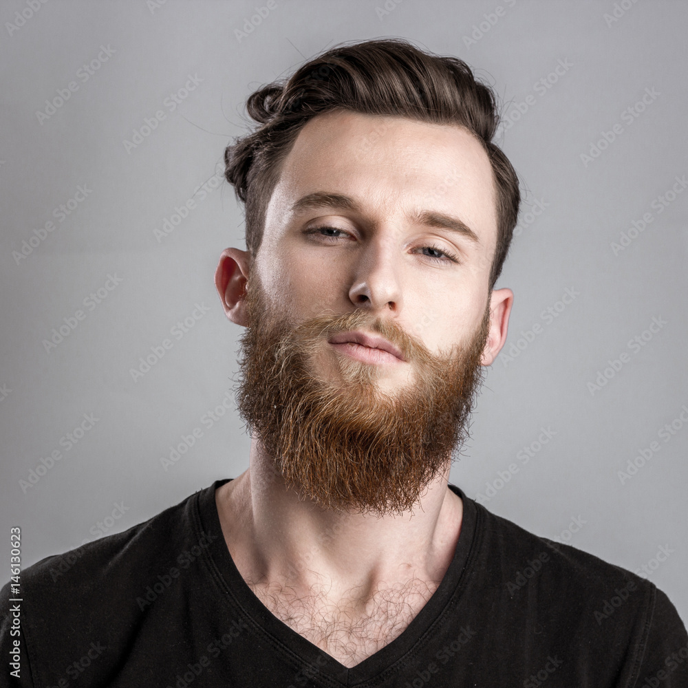 Obraz premium Proud and overconfident young man isolated on gray backround