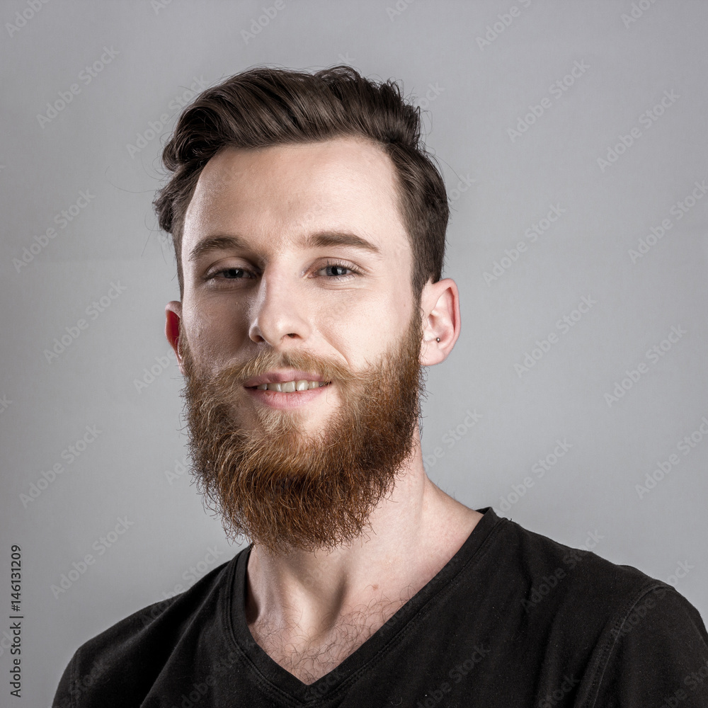 Obraz premium Confident and convincing young man isolated on gray background