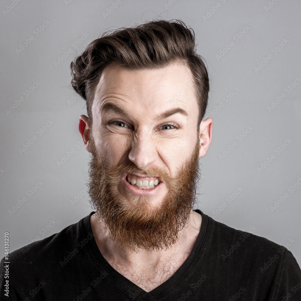 Obraz premium Very angry young man isolated on gray background