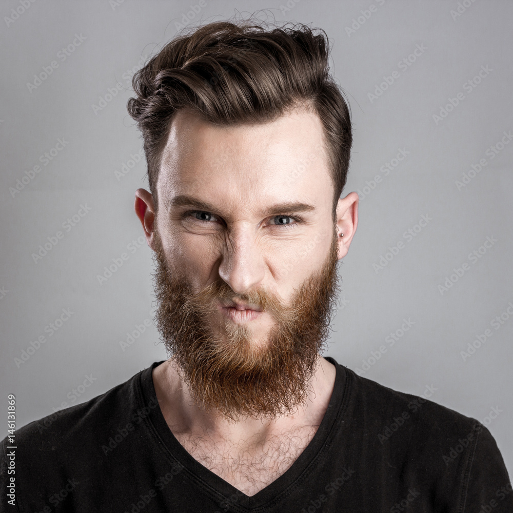 Obraz premium Very angry young man isolated on gray background