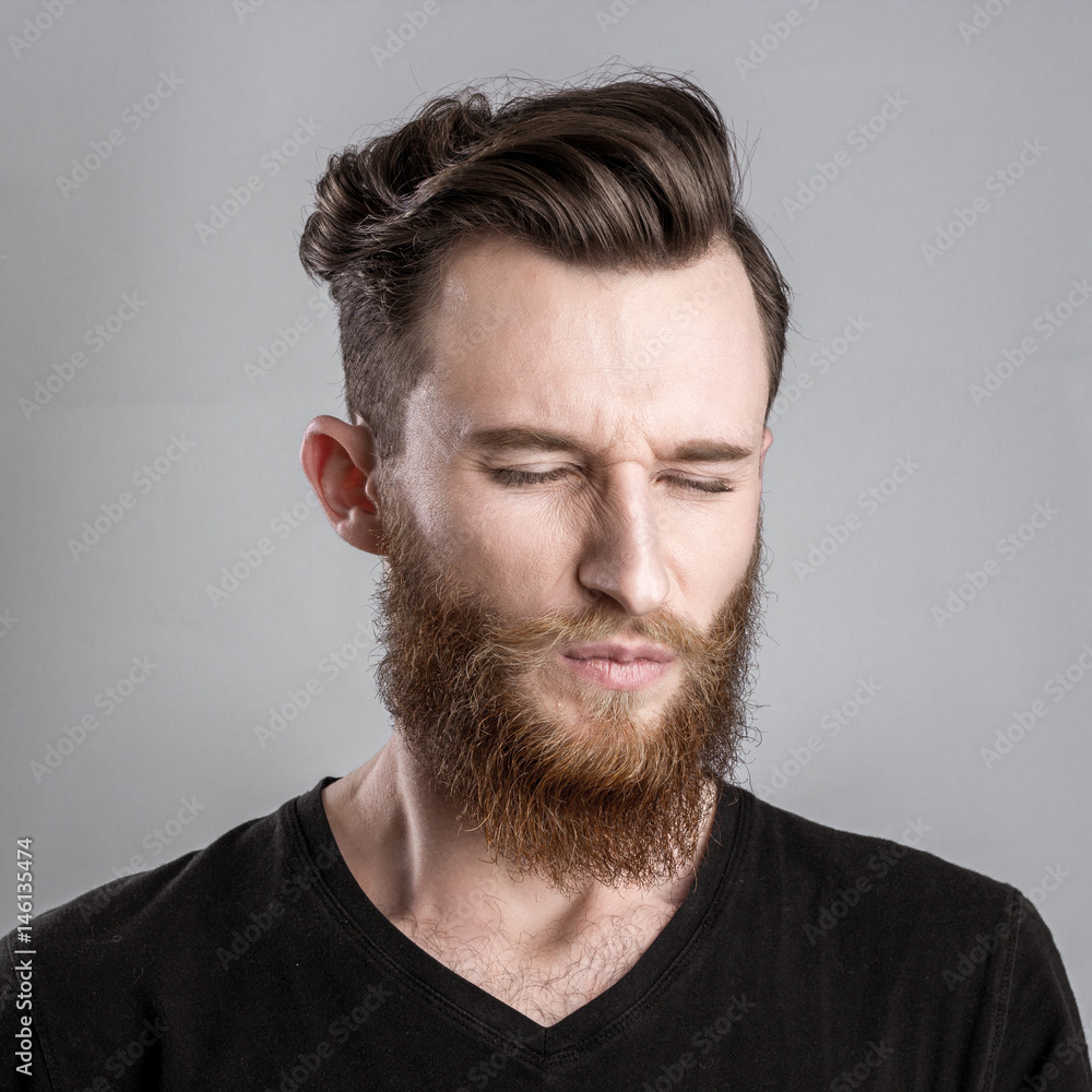 Obraz premium Shocked and worried young man isolated on gray backround