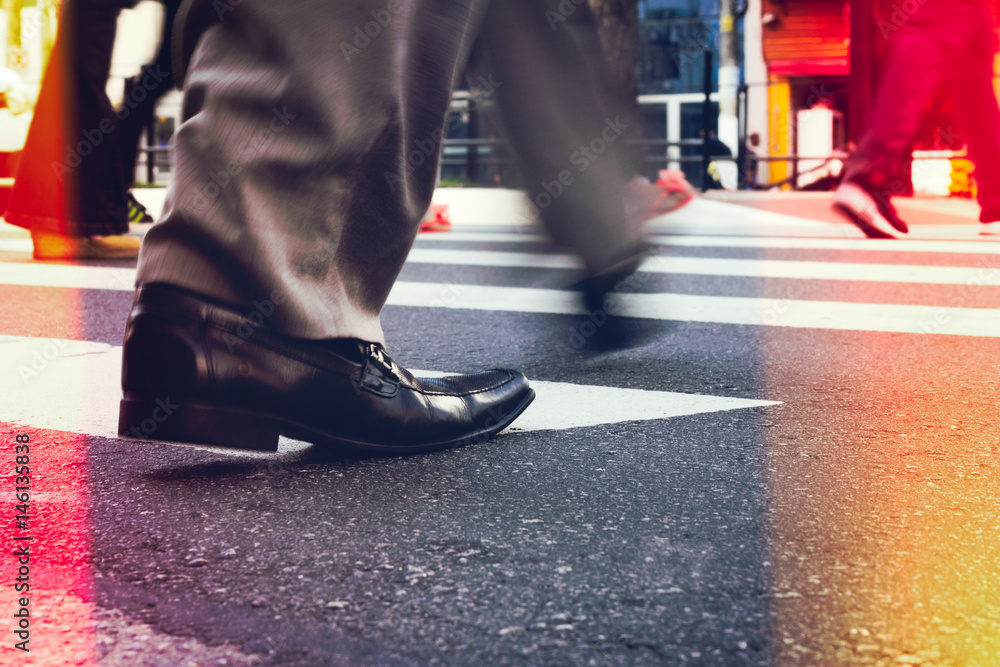 Obraz premium Business man crossing the street