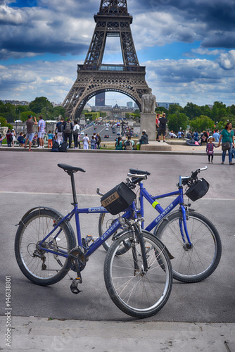 Police Cycles in front of the Eifeltower in Paris © Sinuswelle