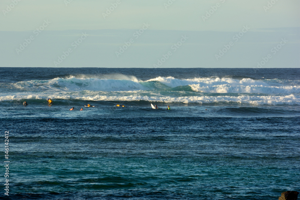 Surfer im Wasser warten auf eine Welle auf einem Riff auf dem Wellen brechen Surfer im Wasser warten auf eine Welle auf einem Riff auf dem Wellen brechen