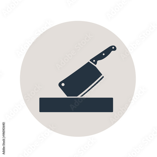Icono plano cuchillo carnicero en tabla en circulo gris