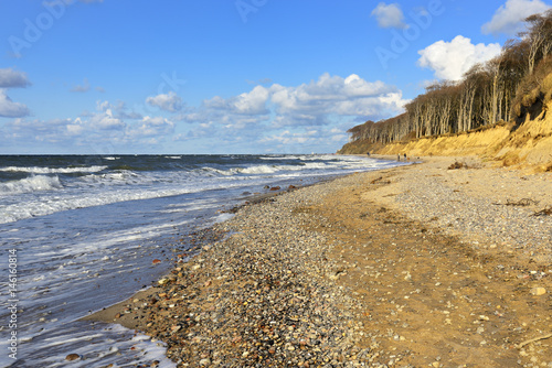 Stürmischer und sonniger Wintertag an der Ostsee, Strand, Steilküste, Küstenwald
