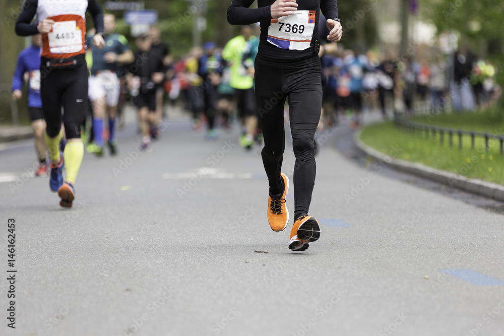 Läufer mit orangen Laufschuhen Läufer mit orangen Laufschuhen