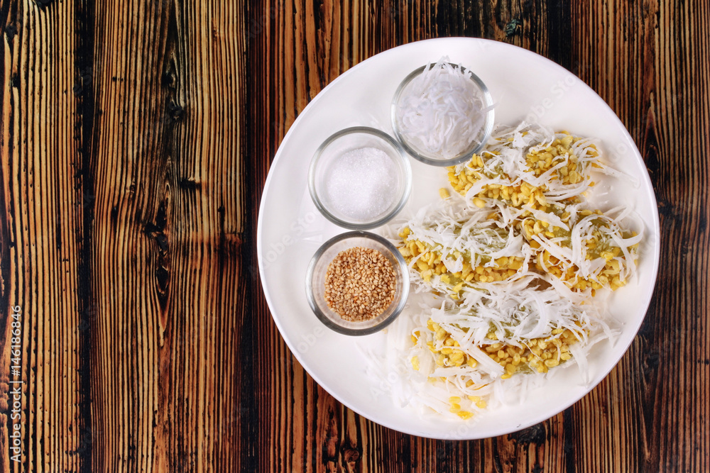 Streamed mung bean topped roll coconut . Streamed mung bean topped roll coconut .