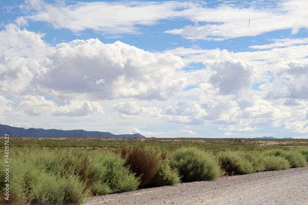 carretera con nubes cielo azul y vegetación