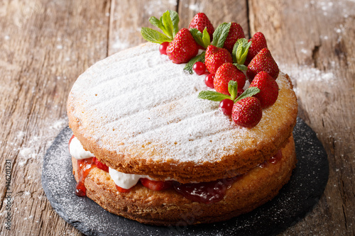 Photographie Home Victoria sponge cake, decorated with strawberries and mint closeup