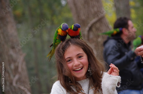 Obraz na plátně la fille aux oiseaux - bonheur
