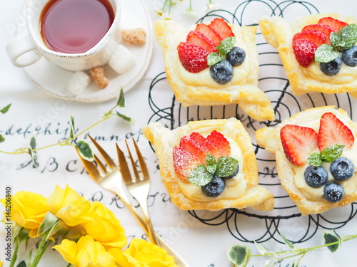 Wallpaper Mural かわいいイチゴデニッシュでティータイム Torontodigital.ca