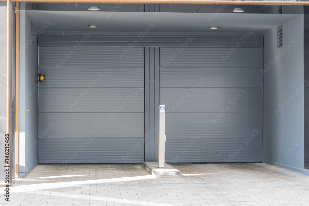 Graues Tor einer Tiefgarage mit Doppeltor Graues Tor einer Tiefgarage mit Doppeltor