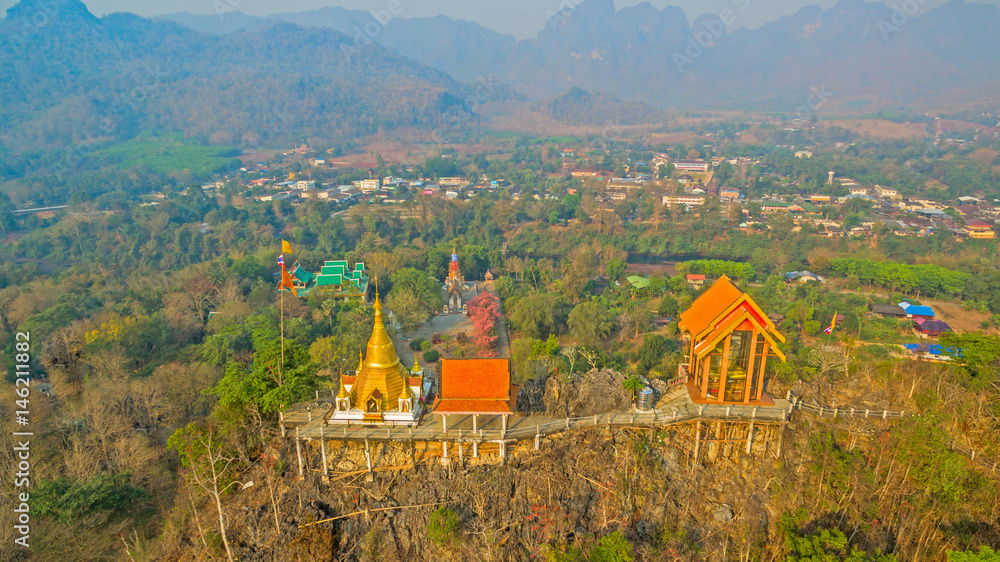 Fototapeta premium pagodas on a narrow and steep ridge
