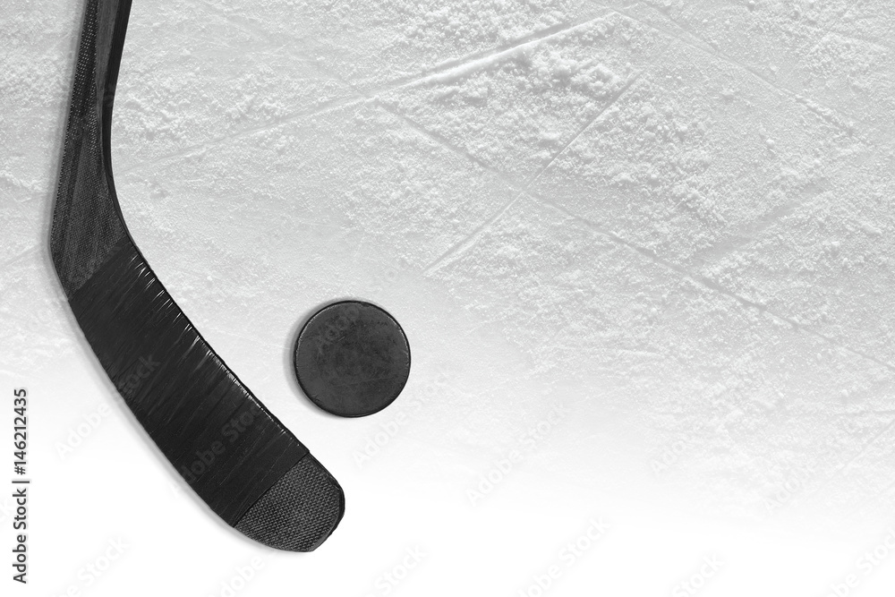 Naklejka premium Hockey puck and putter on ice