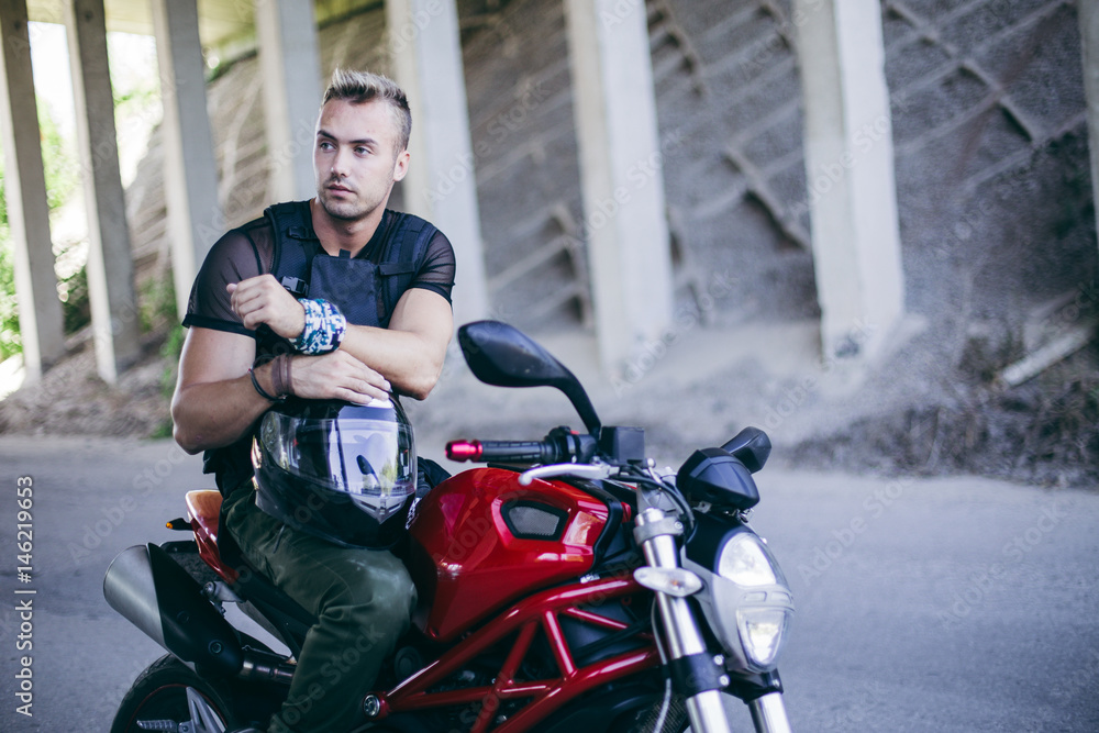 Naklejka premium motorcyclis holds great time