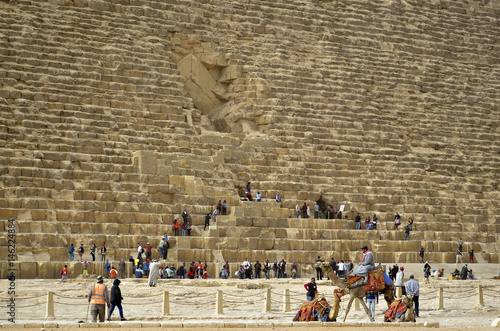 Touristen vor Cheops-Pyramide, Aufgang zur Grabkammer