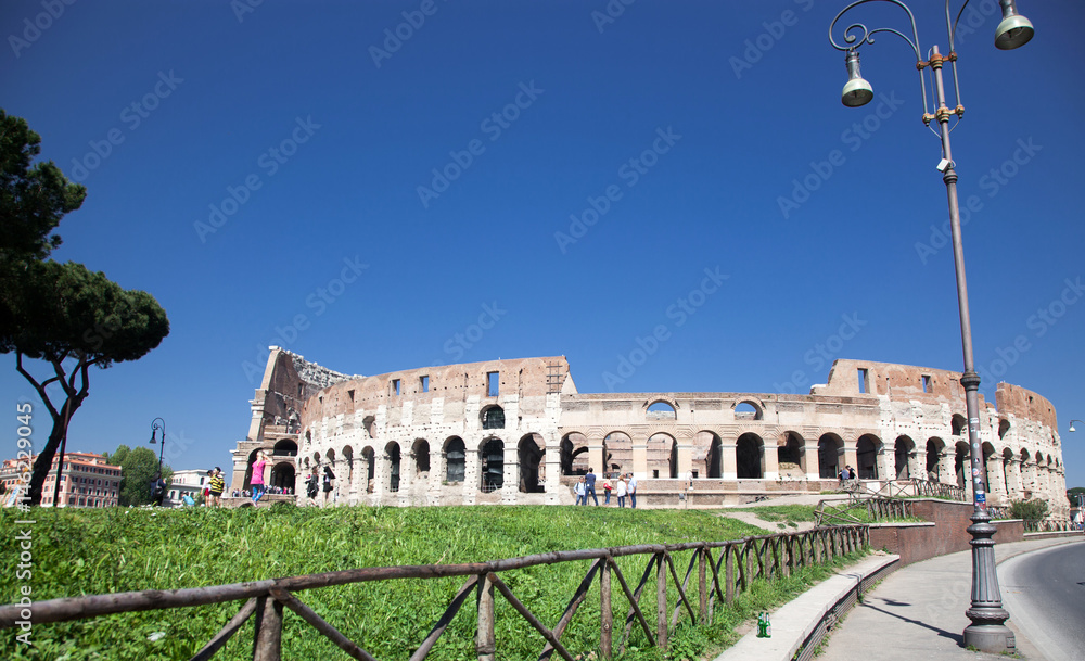 Obraz premium travel amazing Italy series - Colosseum in Rome on a sunny day