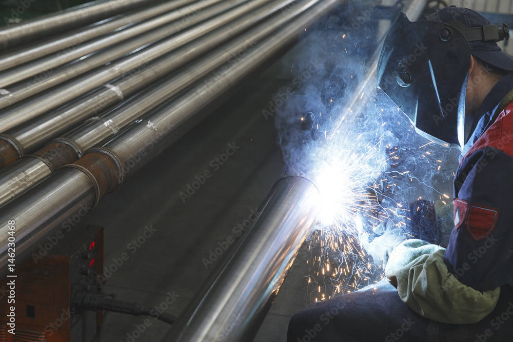 Welder electrically welds metal pipes, Selective focus foto de Stock