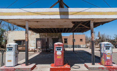 Acrylglasbilder Route 66 Aged old abandoned vintage gas station on route 66 in southern California  © Gabriel Cassan