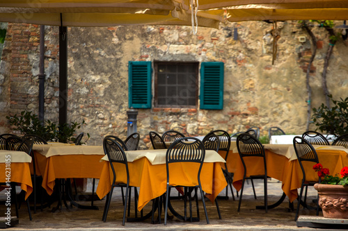 Fototapeta Naklejka Na Ścianę i Meble -  street cafe at the Italy