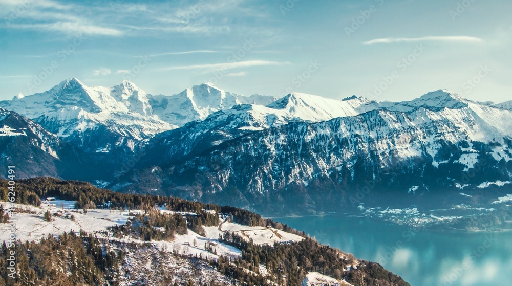 Naklejka premium Aussicht von Beatenberg über den Thunersee auf die Alpen im Winter.