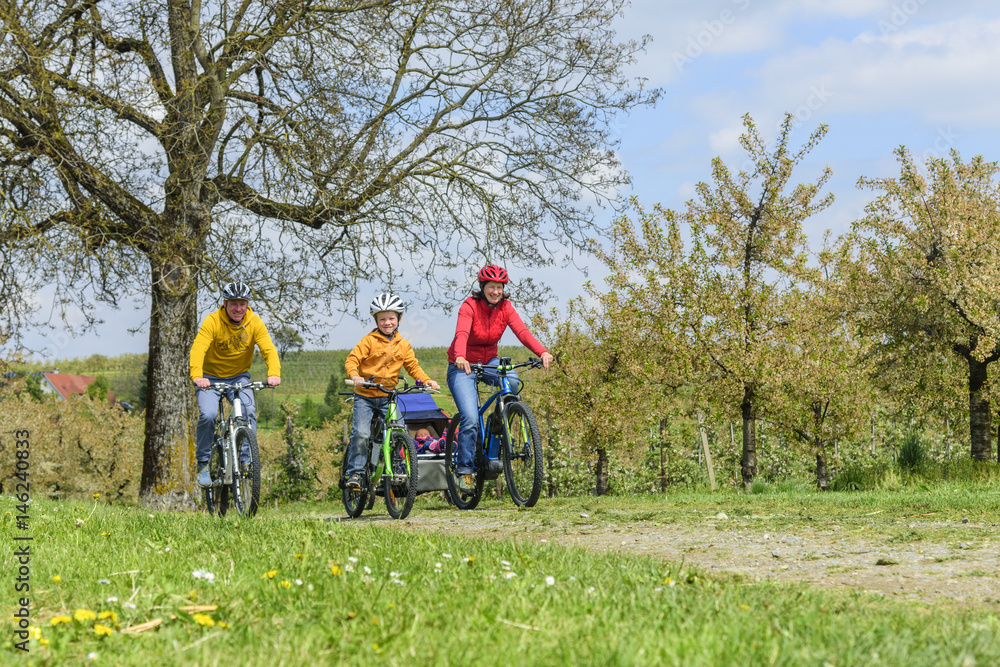 Obraz premium Familien-Radtour im Frühling