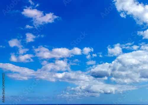  ciel bleu outremer et nuages au-dessus de l horizon    le de la R  union 