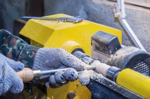 Processing of the wood on a lathe