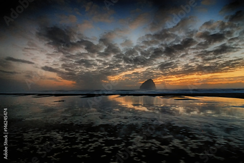 Foto A dark orange sky over the Pacific Ocean from Pacific City, Oregon