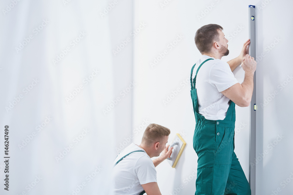 Obraz premium Two men performing a renovation