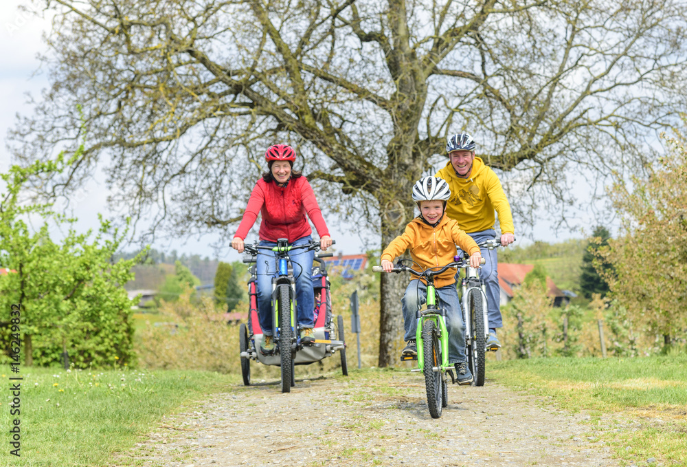 Fototapeta premium fröhliche Familie beim Radausflug im Frühling