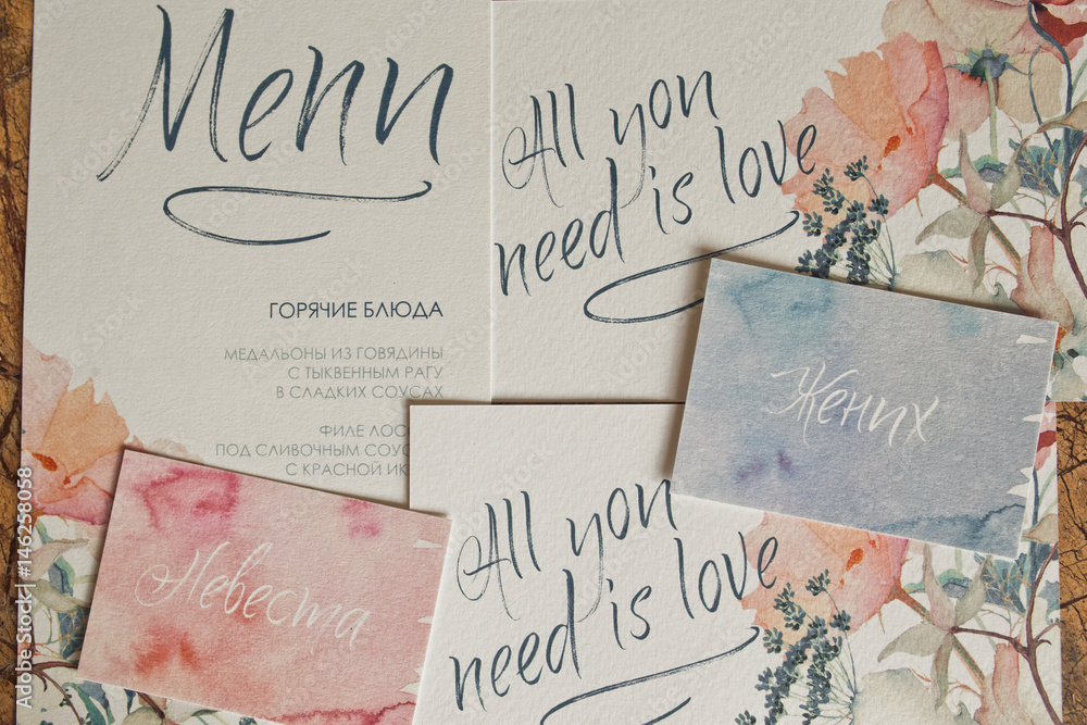 Obraz premium Pastel cards with wedding letterings lie on the table