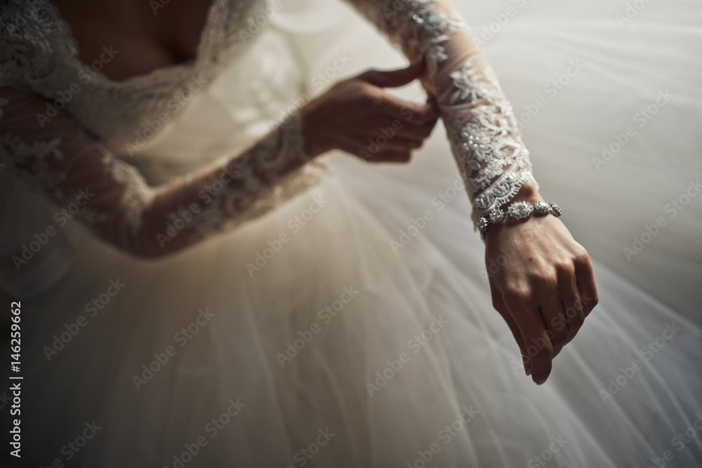 Bride fixes lace sleeves