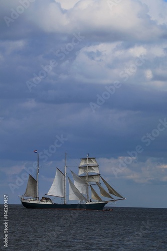 Dreimaster unter vollem Segel auf der Ostsee mit Wolken am Himmel