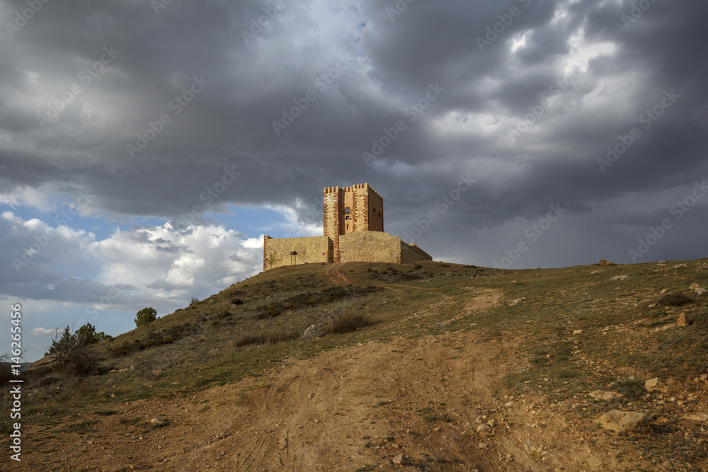 Fototapeta premium Torre de Aragón antes de la tormenta